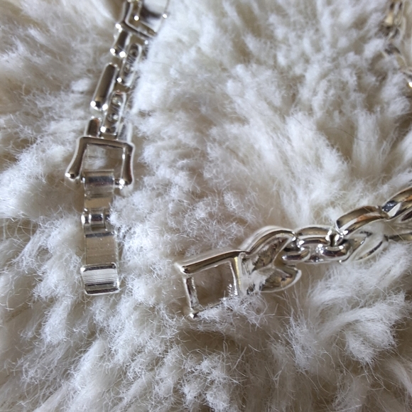 Beautiful Crystal Interlocking Adjustable Silver Tone Chain Necklace - Picture 4 of 6